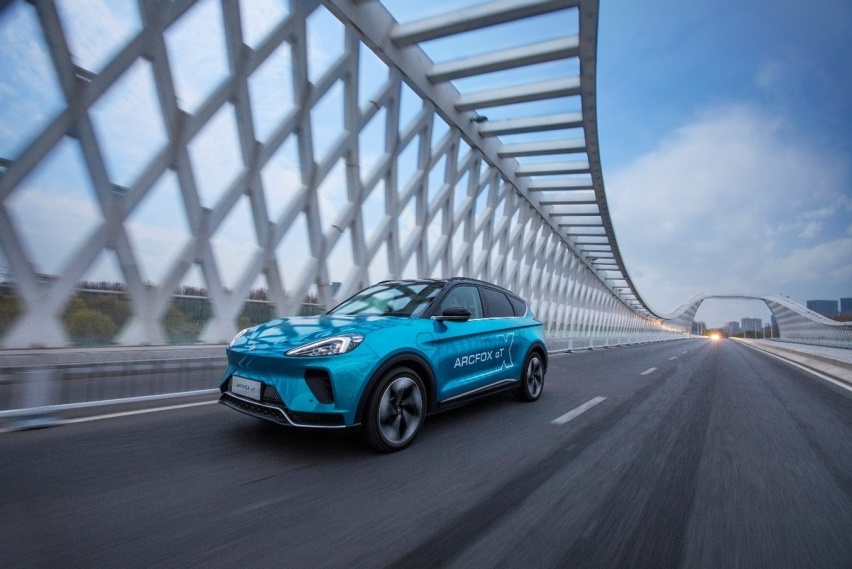 30万纯电中型SUV，Model Y/问界M5/极狐阿尔法T，谁更舒适