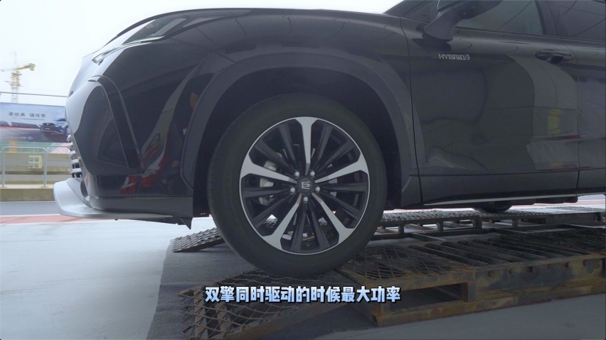 皇冠陆放更加侧重四驱 混动系统最低油耗5.3L