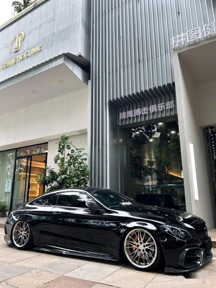 气动姿态风的奔驰AMG C63 Coupe，趴在地上的它显得更加优雅