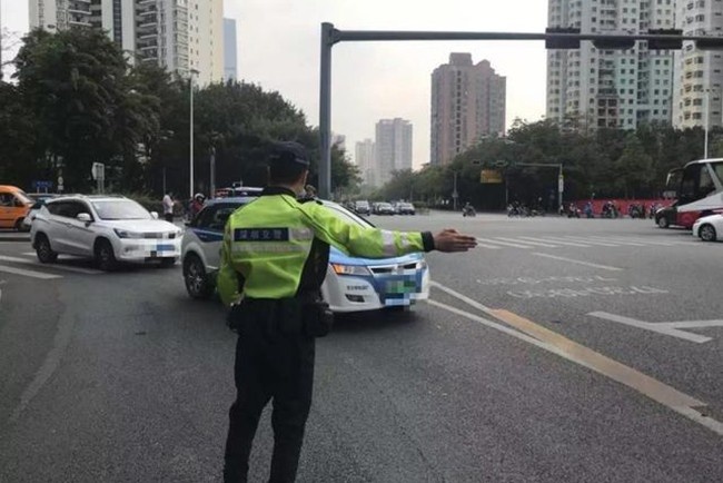 小心300元！“3秒转向灯”新规，一罚一个准！