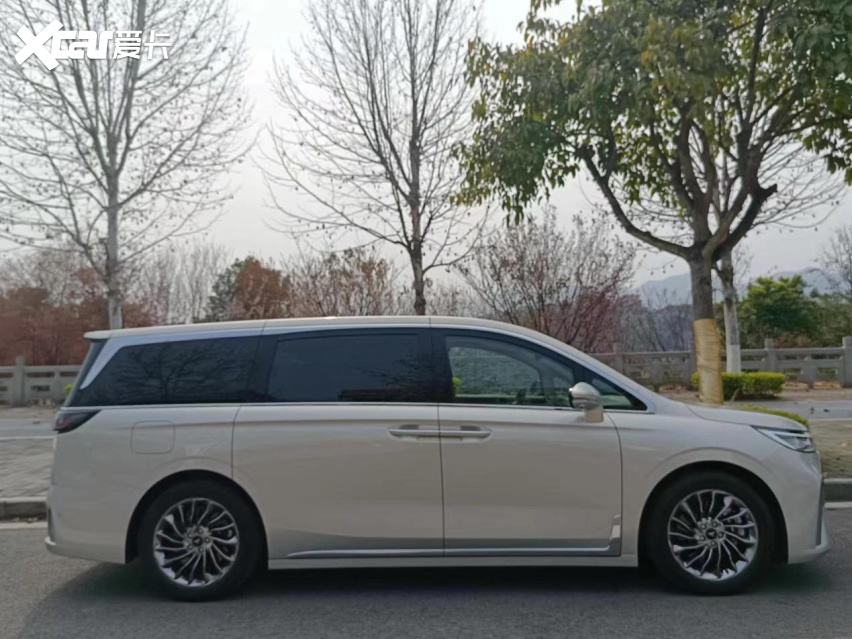 开起来快如风影 坐起来尊如女王 混动MPV岚图梦想家带你畅享驾乘
