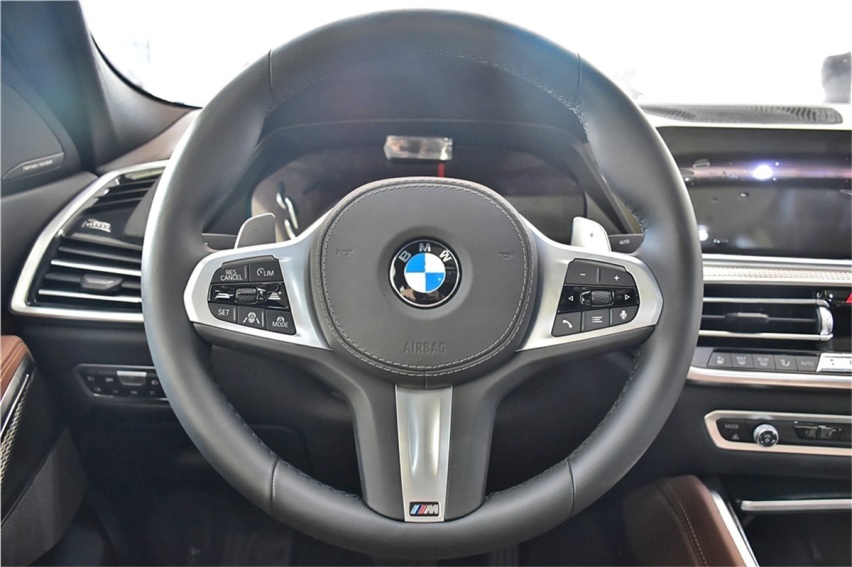 百万级Coupe SUV实拍对比 宝马X6和奥迪Q8谁更香？