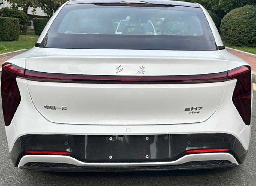 一汽红旗发布新车，采用全新车标，续航达 820km，对标比亚迪汉