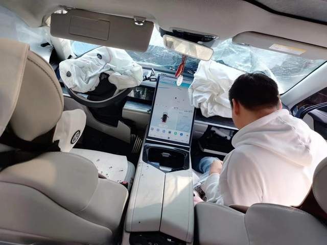 高速撞树安然无恙？哪吒S多重安全保障打造“平替沃尔沃”