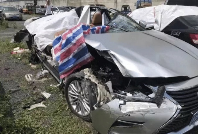 雷克萨斯ES对撞奥迪A4L，结果完败，这下真成“雷车”了？
