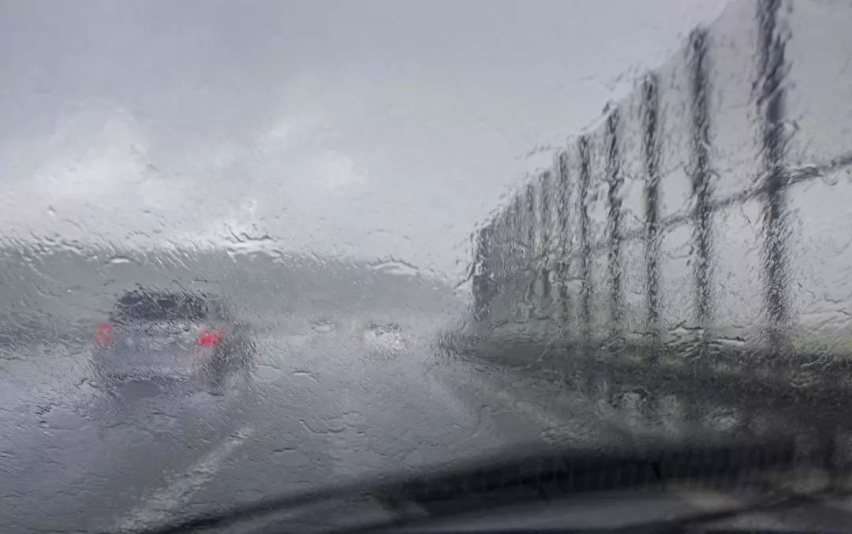 老司机提醒：雨天路面湿滑，安全开车或走路都要注意防范的几点