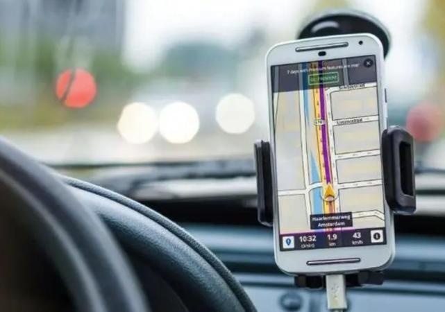 开车用导航,手机、CarPlay和车机,哪个更方便?