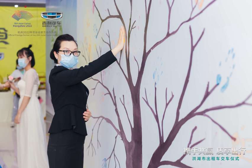 “携手共赢 质享出行”——全新远景CNG出租车交付洪湖市