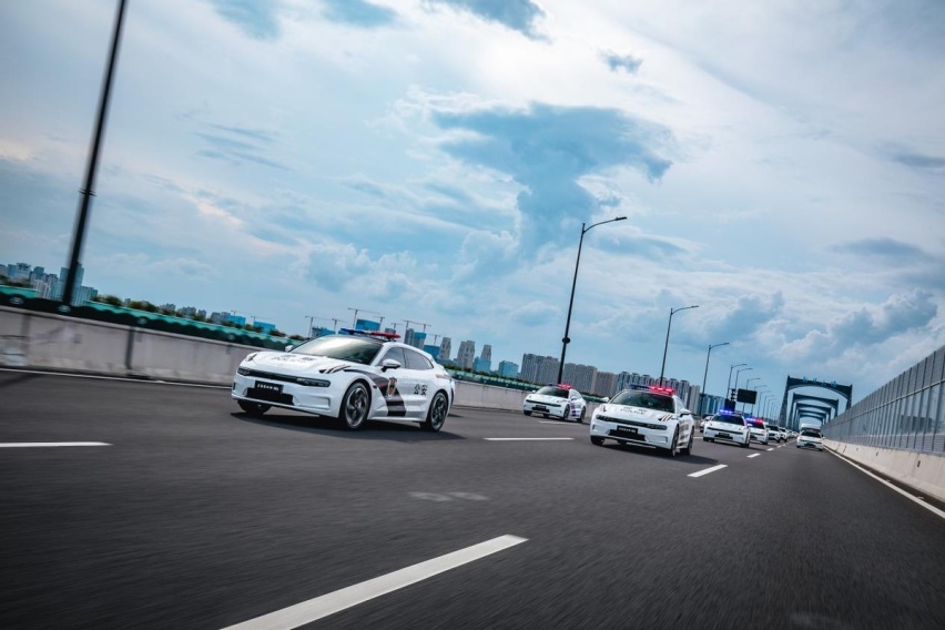 赛博朋克风警车，涂装版的极氪001有多酷？
