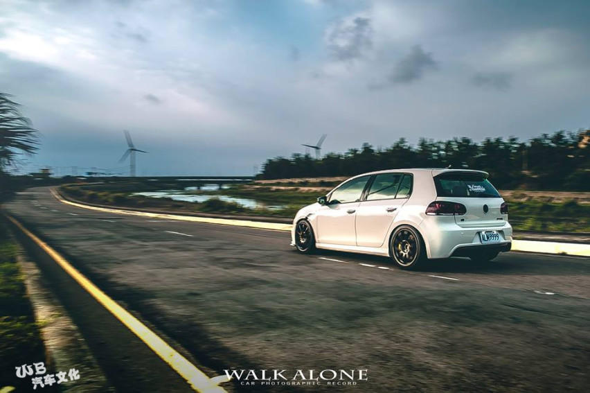 乡间小路中的一台钢炮高尔夫6 GTI