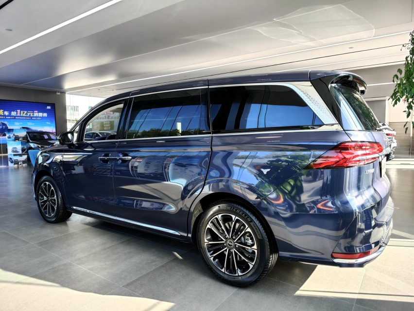 中大型MPV/配2.0T发动机 实拍体验荣威iMAX8 售价18.88