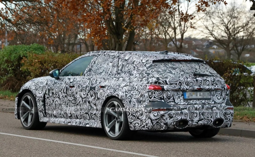 2026 款奥迪 RS5 Avant 展示混合动力发动机的椭圆形排气管