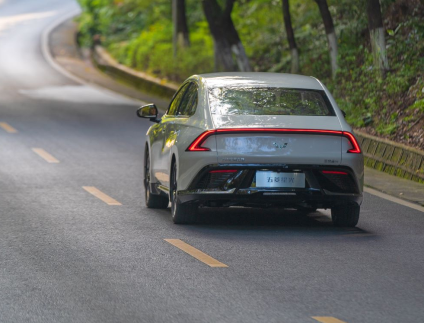年轻人的第一台新能源车，尺寸大、油耗低，关键出厂不足10万