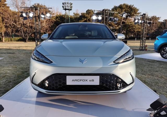 智己汽车、特斯拉、华为，三大自动驾驶辅助系统对比，谁更智能？