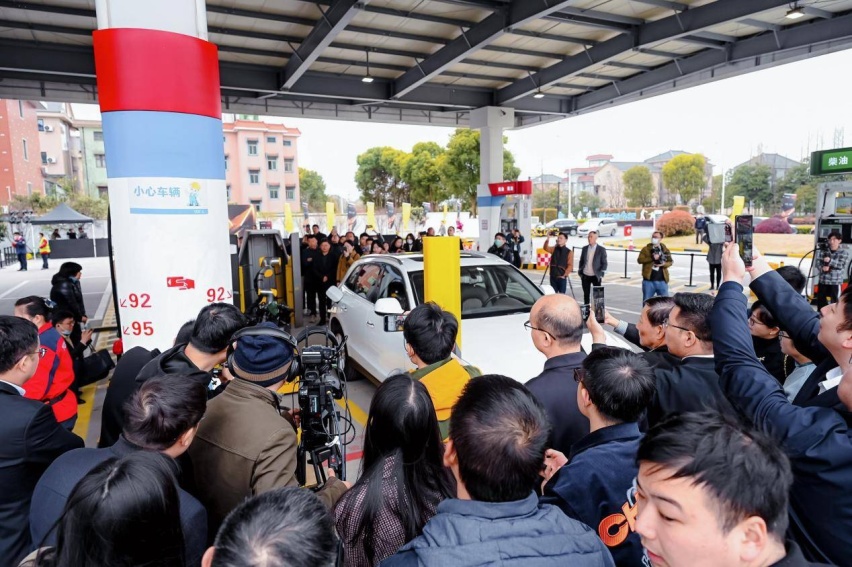 智慧油站新里程碑：智能加油机器人正式进入商业化时代