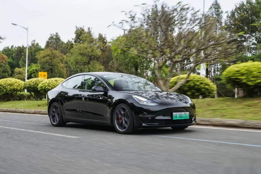 试驾特斯拉Model 3高性能版,比钢炮们滑溜的线性最让人欲罢不能
