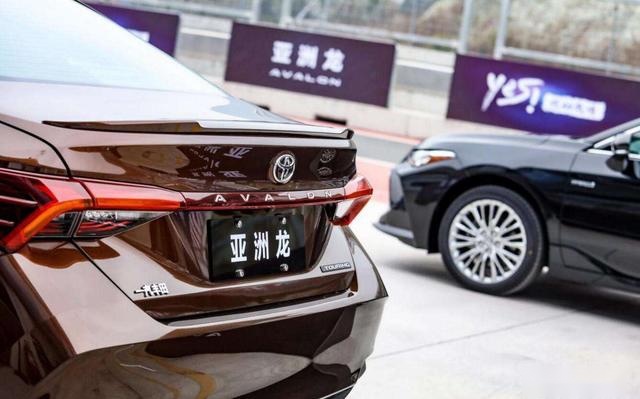 价格下探后与凯美瑞“兄弟相杀”？亚洲龙2.0L版本即将上市