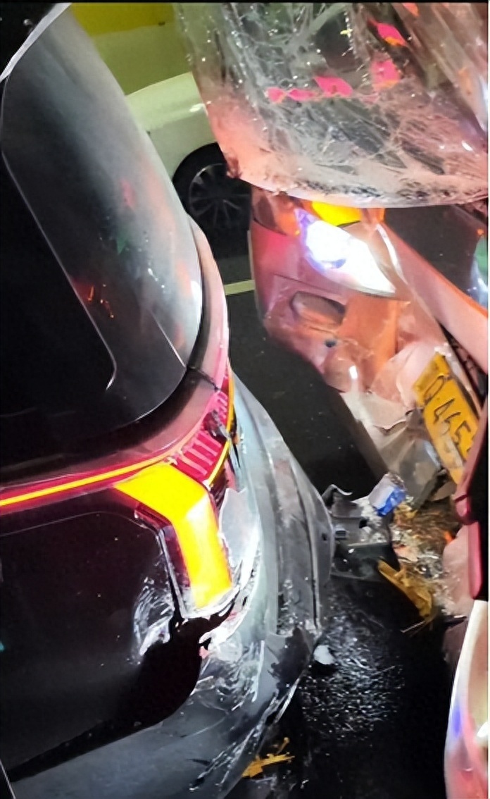 MPV也有“安全大师”，极氪009直接硬刚大货车！