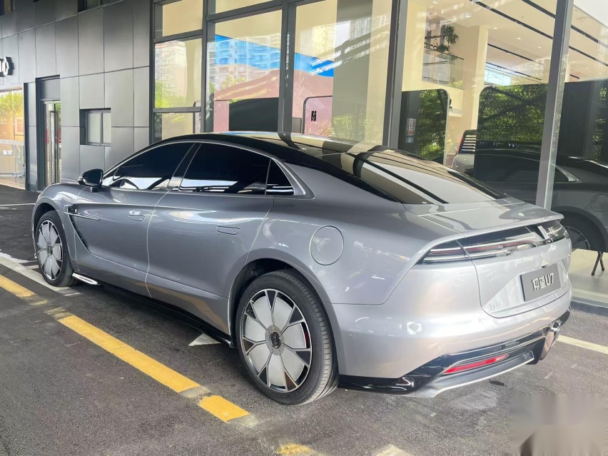 仰望U7实车到店，长超5米2+双车载冰箱，配1306马力+后轮转向