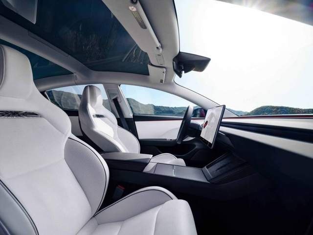Model 3高性能版33.59万元开启预售，全系高性能版车型已就位