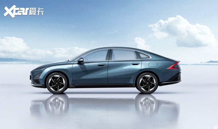 五菱全新b级轿车来了,纯电混动都有,颜值惊艳卖价10万包火