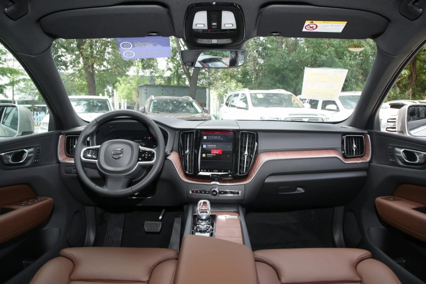 2025款沃尔沃XC60 T8插混版，定位中型SUV，全系标配主动安全