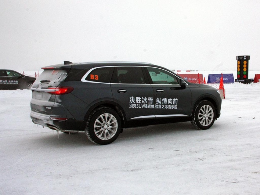 感受四驱能力，大尺寸SUV也能玩漂移，在冰天雪地里试驾昂科旗