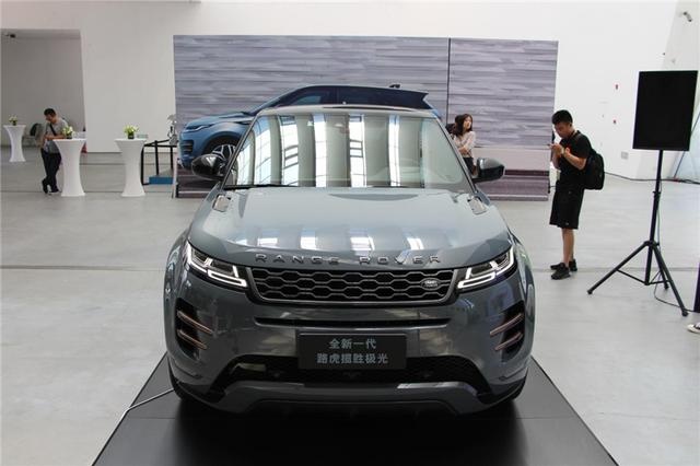 35.58万元起，全新一代揽胜极光上市，买奔驰GLC还是买它