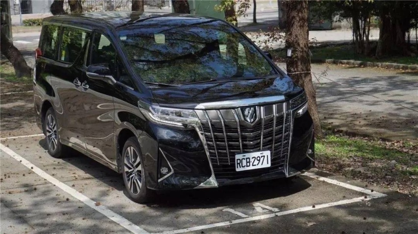 MPV天花板高度再刷新？雷克萨斯LM350曝光，配3.5L V6
