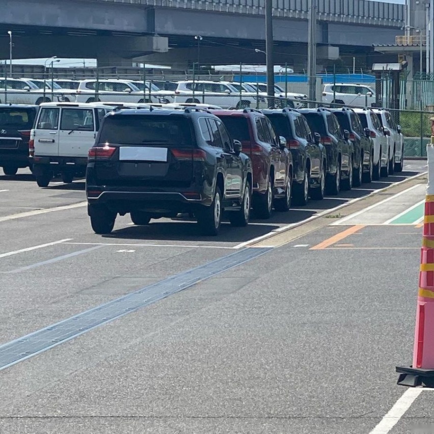 全新丰田兰德酷路泽海外实车现身 车身细节全方位曝光