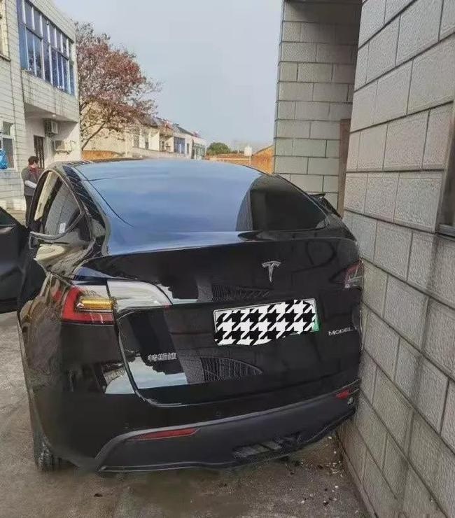 28万元车倒车撞墙修车就20万元，啥车修车费那么贵？