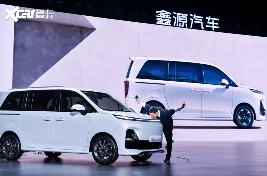 鑫源汽车品牌焕新发布：不卷“沙发”，卷向上！