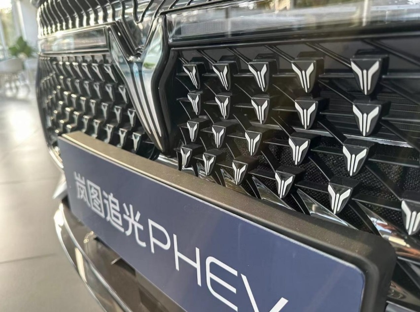 2024款岚图追光PHEV，可预判路况的魔毯悬挂，双电机+1.5T