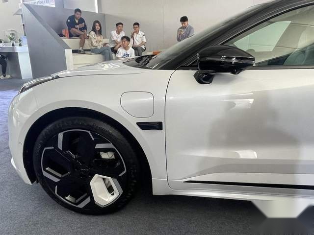 电车零百加速最不值钱？试驾极氪001后我“真香”了！