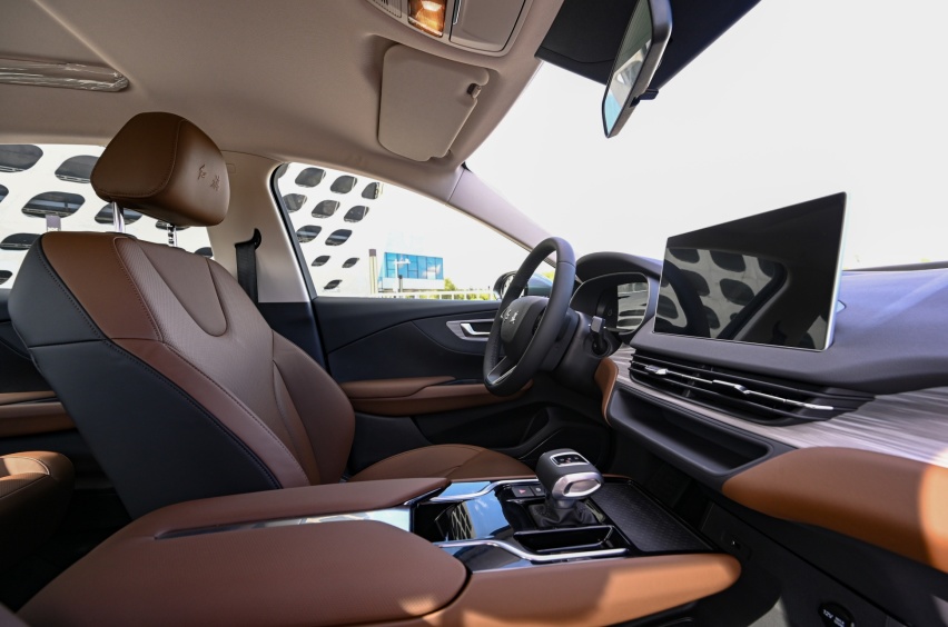 红旗新轿车登场！长超5米续航560km，不足15万，还看汉EV？