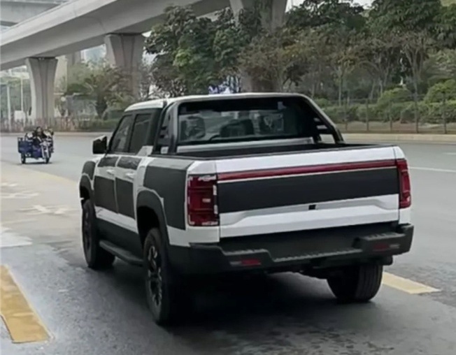 比亚迪皮卡实车再曝光，提供两种动力，货箱开启方式创新