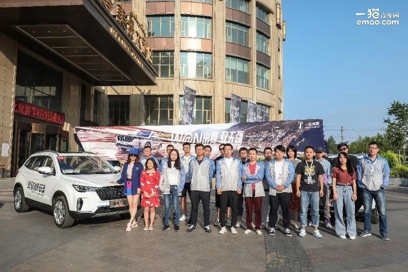 当奔腾T33遇上赛里木湖 上演西域“钢铁柔情”