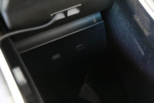 国产版特斯拉Model 3配置升级，将为部分车型升级无线充电