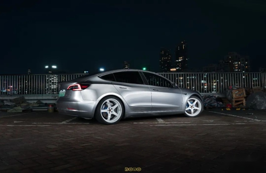 换轮毂如换鞋的特斯拉Model 3P，改不了更快那就玩姿态