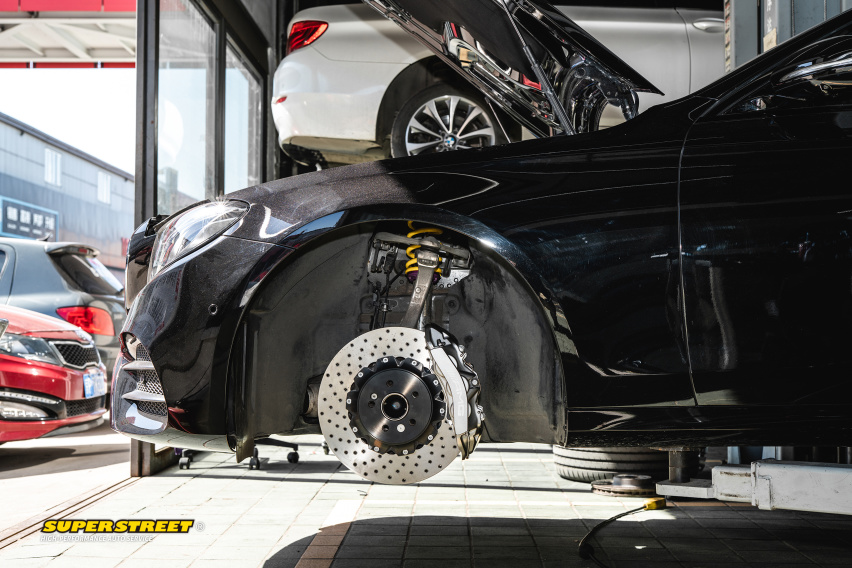 奔驰E级更换Brembo HP2000刹车片CZV打孔刹车盘
