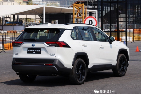 全新丰田RAV4荣放买哪款：低配的安全配置也很齐，别犹豫啦！