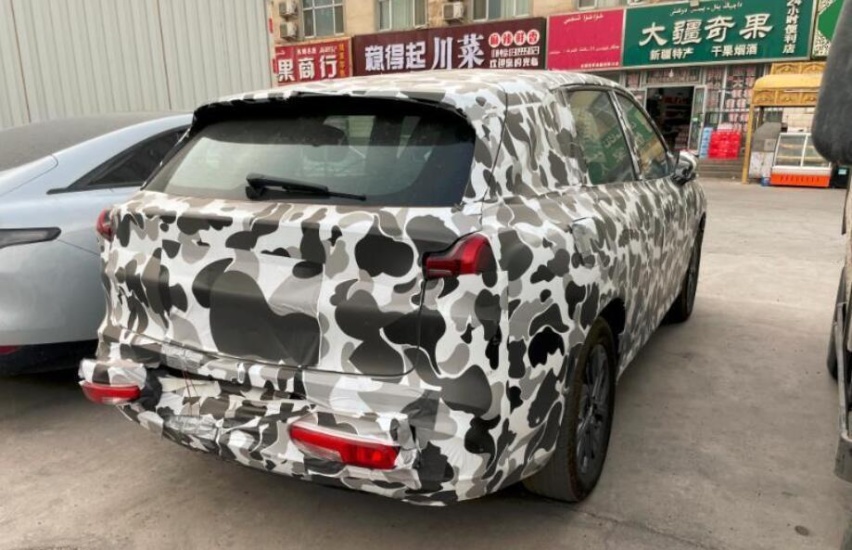 续航500km！搭载比亚迪电池，疑似哪吒全新SUV伪装谍照曝光