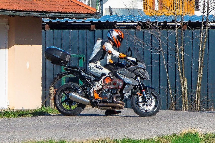 螳螂头掰掰，KTM 1290GT谍照流出
