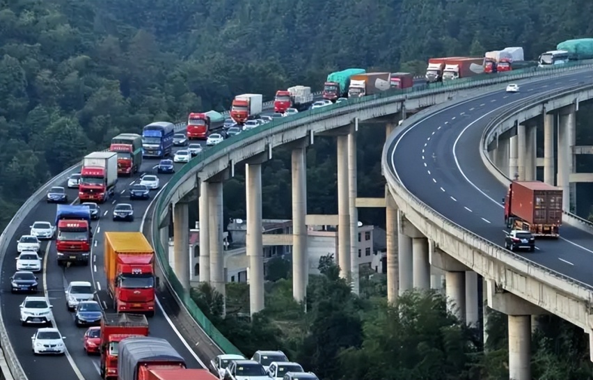 一到节假日就堵车，你认为国内高速120km的限速是否要调整？