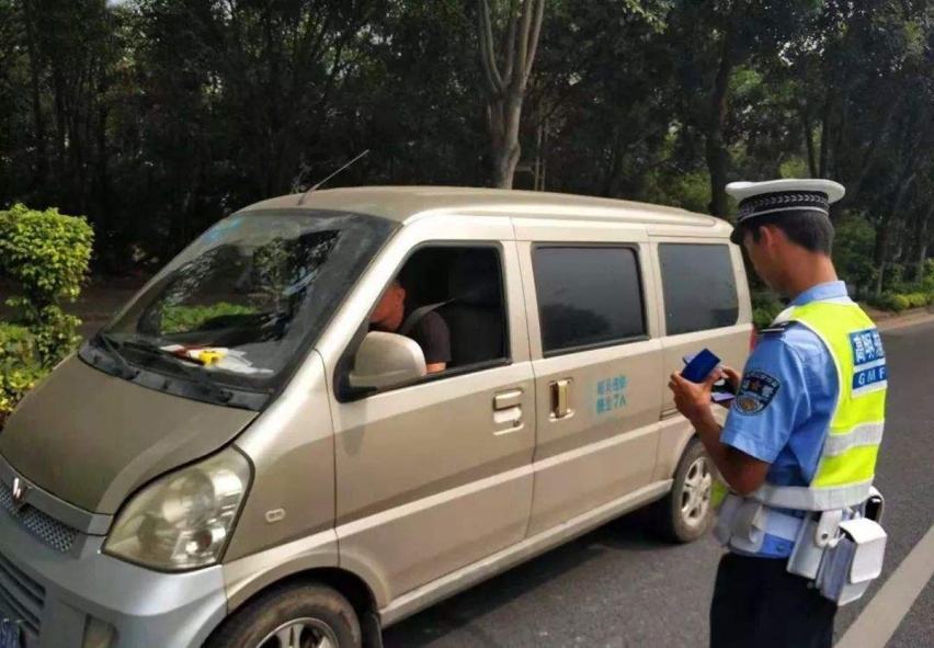 路上那么多车，交警一眼就逮到问题车：原因竟然这么简单