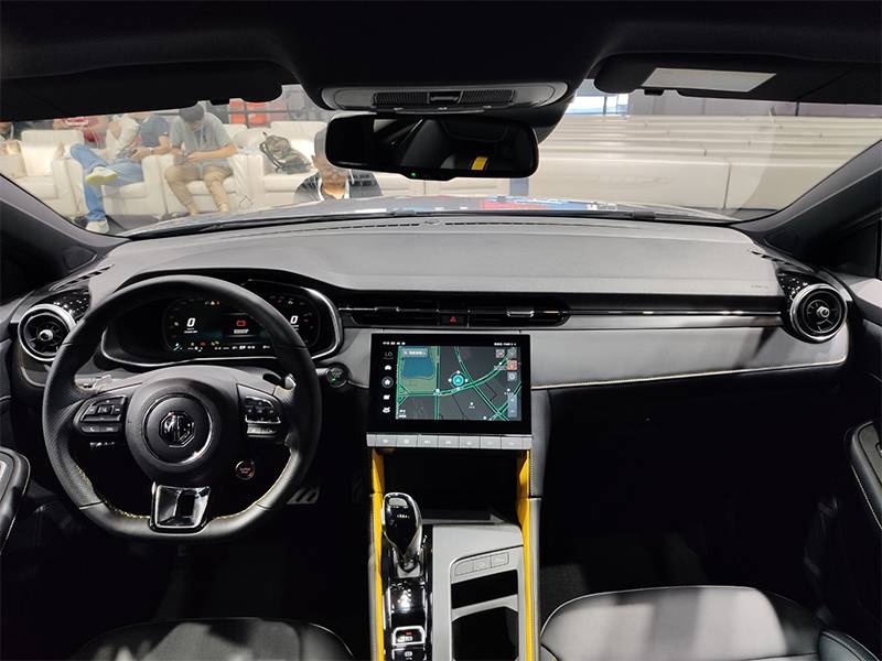 成都车展：实拍上汽名爵6 PHEV 造型更炫酷，动力更强悍