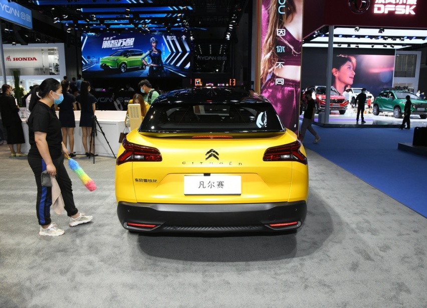 堪称同级最独特的中级车,凡尔赛C5X正式上市,售价14.37万元起