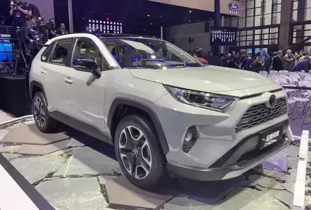 一汽丰田新RAV4实车亮相，搭载混动系统，还买什么大众途观L