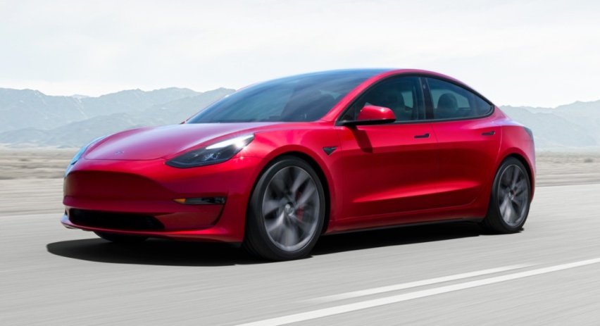 重庆，特斯拉Model 3撞墙，车主说刹车失灵