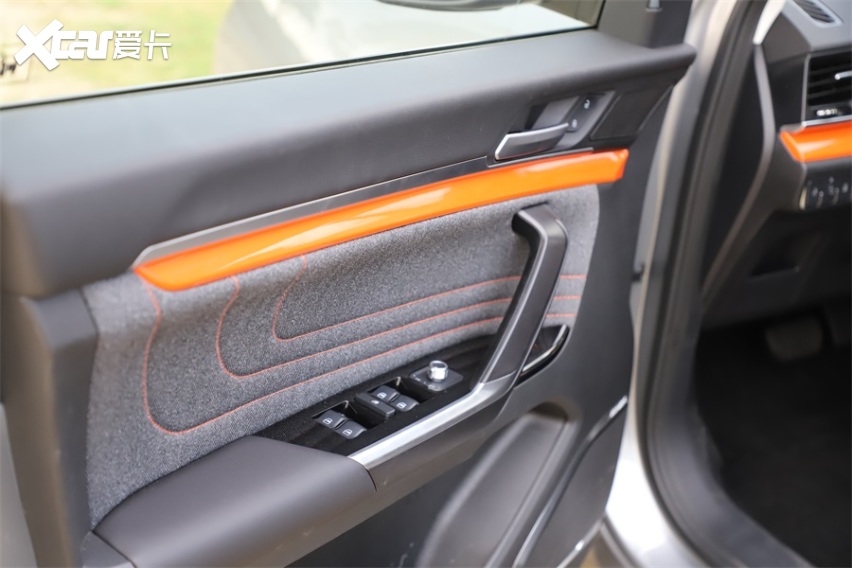 橙色元素勾画运动风帆，哈弗H4 PRO野外实拍